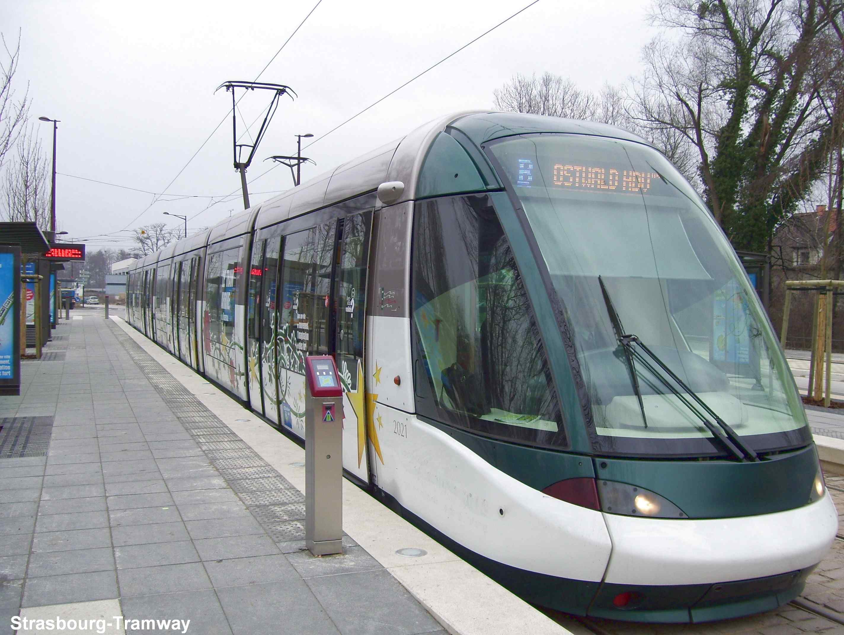 La rame Citadis n�2021 � quai lors de son arriv�e en station.
